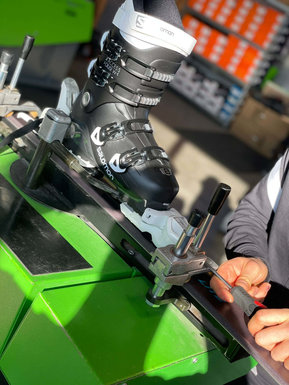 Skischuhreparatur bei der JAM-Tech. GmbH