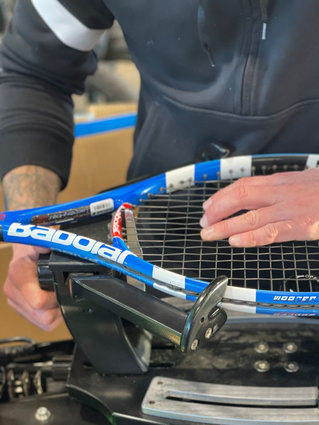 Tennisschlägerbespannung bei der JAM-Tech. GmbH